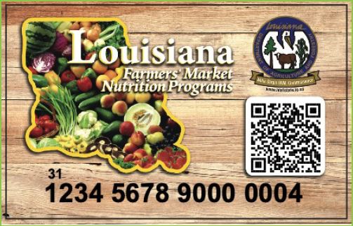 Tarjeta para el FMNP de Luisiana, con productos frescos, un código QR y un logotipo. Incluye un número en la parte inferior para acceder fácilmente al programa de nutrición. 