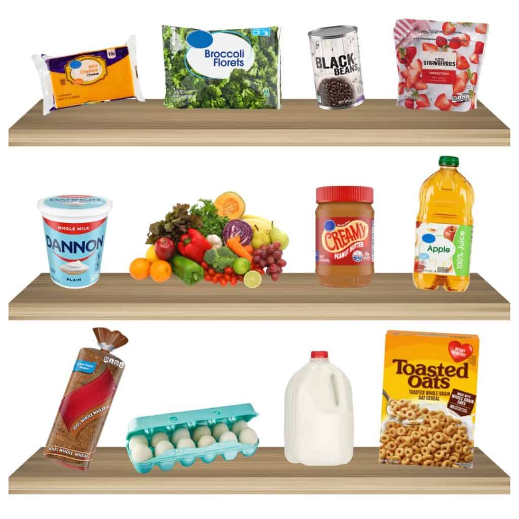 Tres estantes con diversos alimentos: queso, brócoli, frijoles negros, fruta, yogur, mantequilla de maní, jugo de manzana, pan, huevos, leche y cereales.