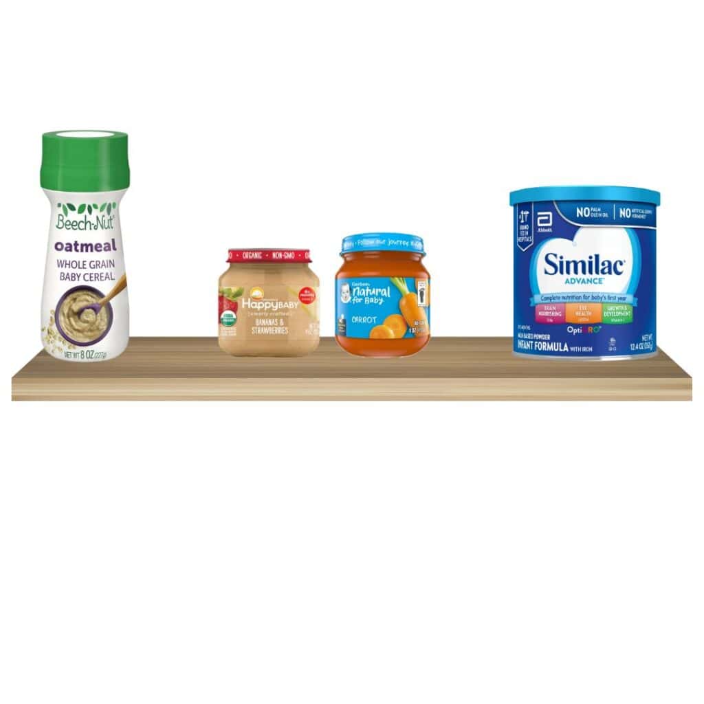 En un estante se exhibe un envase de cereal de avena Beech-Nut para bebés, dos frascos de comida para bebés y una lata de fórmula infantil Similac Advance.