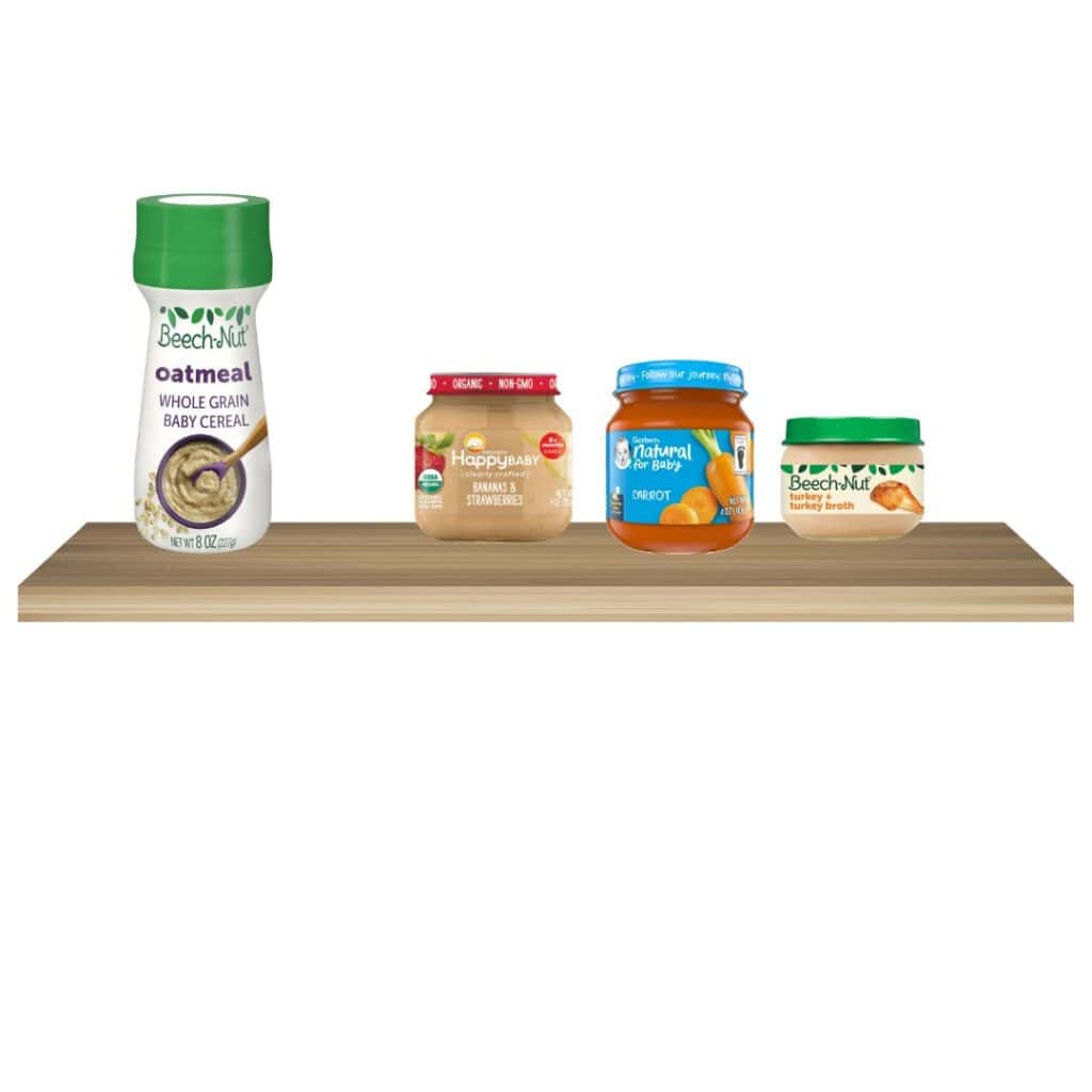 Un estante de madera que exhibe cuatro productos alimenticios para bebés: cereal de avena Beech-Nut, puré orgánico Happy Baby, puré de zanahoria Gerber y puré de calabaza Beech-Nut.