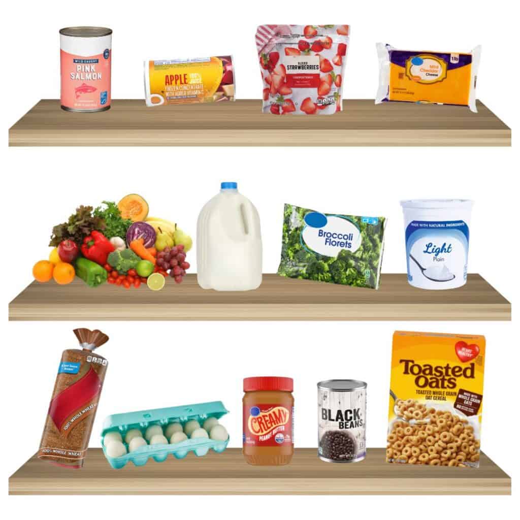 Tres estantes de madera con diversos alimentos: salmón enlatado, jugo de manzana, fresas, pollo, fruta, leche, brócoli, yogur, pan, huevos, mantequilla de maní, frijoles, avena.
