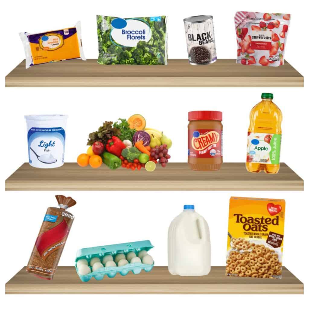 Tres estantes que muestran diversos productos comestibles: queso, brócoli, frijoles negros, fresas, yogur, frutas y verduras, mantequilla de maní, jugo, pan, huevos, leche y cereales.